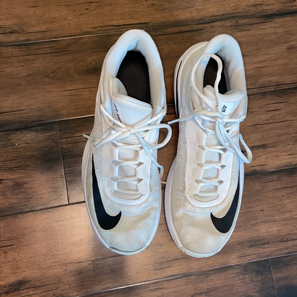 white nike basketball shoes